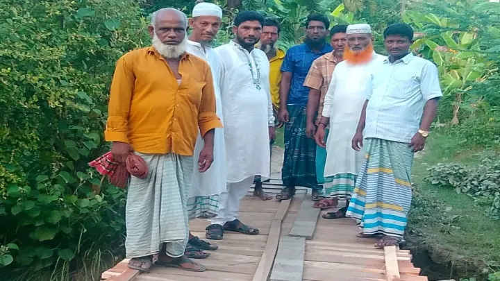 বিএনপি নেতার অর্থায়নে কাঠের সেতু ৬ হাজার মানুষের দুর্ভোগ লাঘব